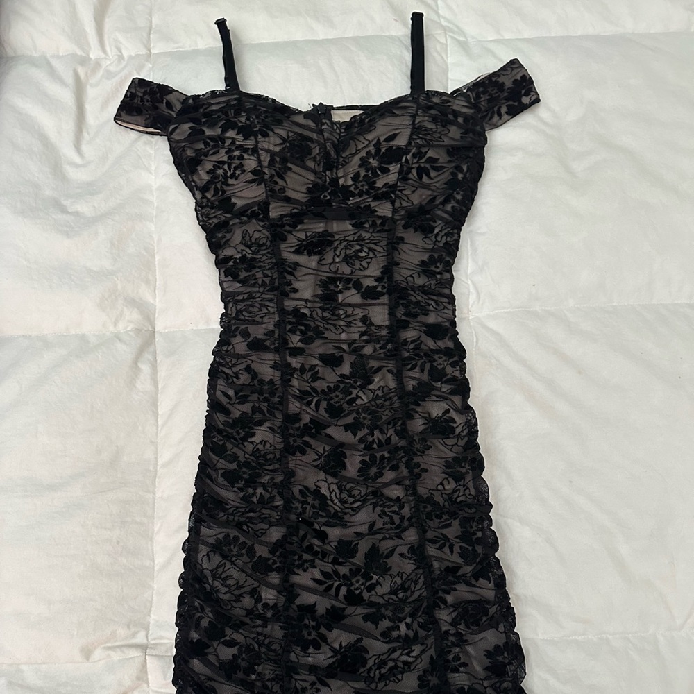 Black cap sleeve with strap lace 3/4 length fitted dress with rooshing
